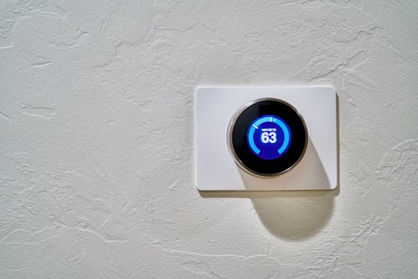 What specific steps can UK homeowners take to effectively calibrate a smart thermostat for maximum energy savings?