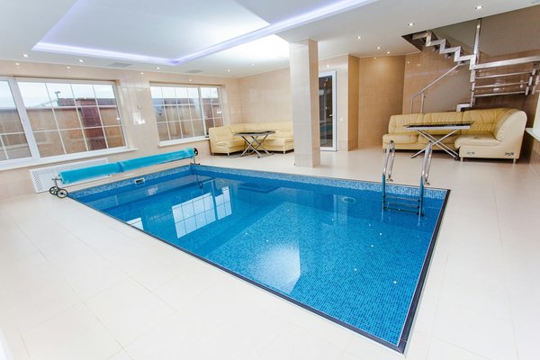 What are the best temperature settings for a heated UK home swimming pool in autumn?