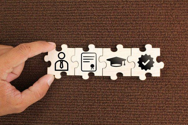 What are the qualifications needed to become a UK primary school teacher in 2023?